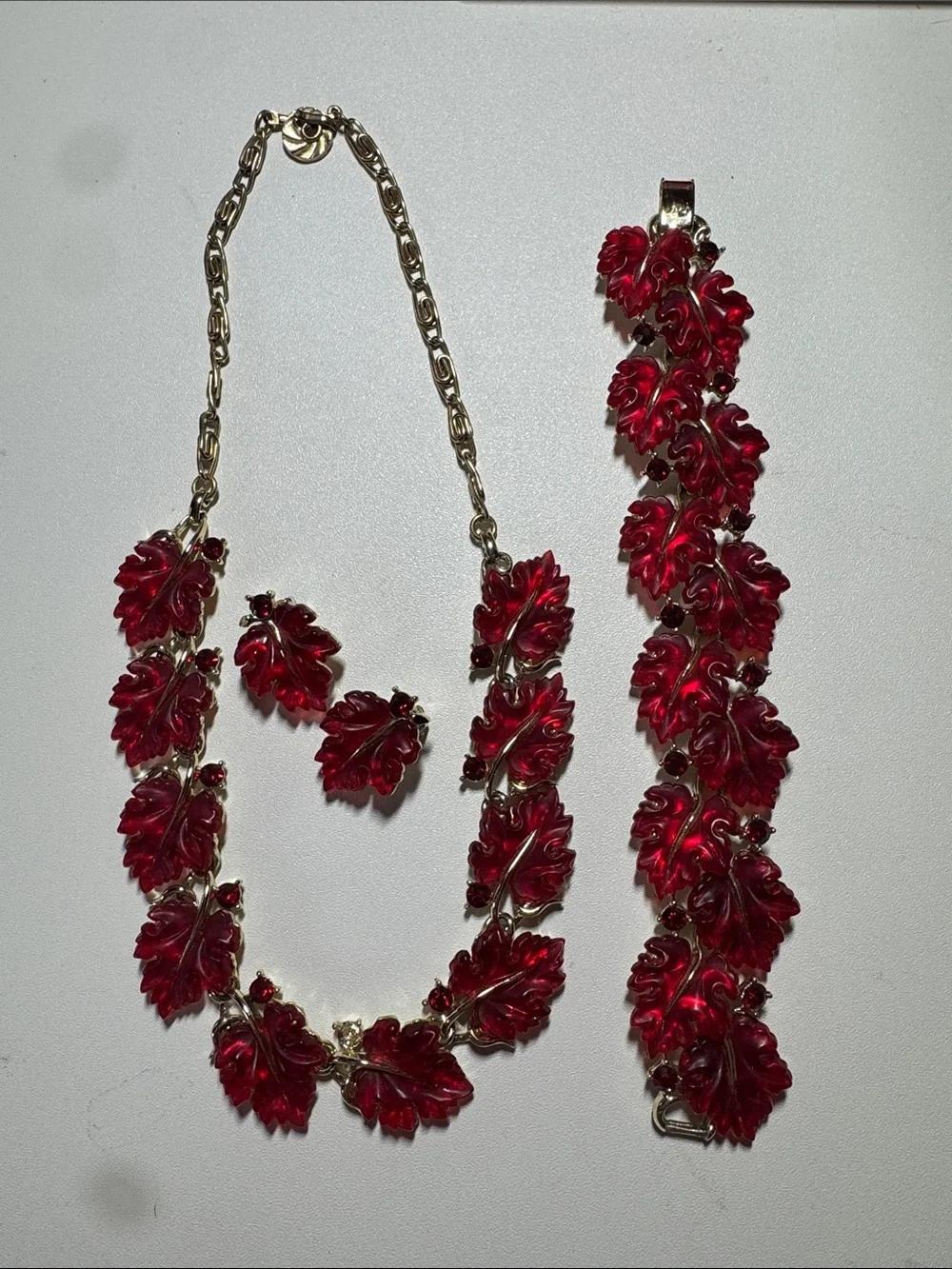 LISNER MOLDED RED “JELLY” LUCITE RHINESTONE LEAF NECKLACE BRACELET EARRINGS SET